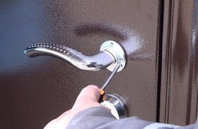 Замена дверной ручки металлической двери в Донской
