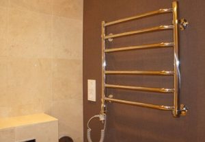 Установка электрического полотенцесушителя в ванной в Донской